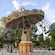 Un colorido carrusel de columpios en movimiento en el parque de diversiones Jardines de Tivoli en Copenhague, Dinamarca